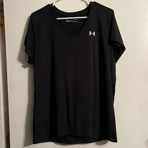 XL loose fitted black under armor top